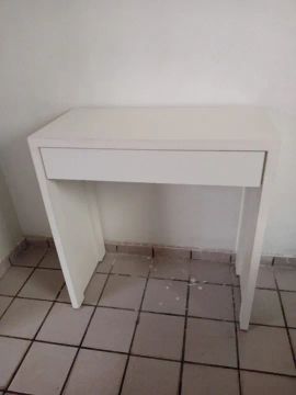 Escrivaninha em perfeito estado 