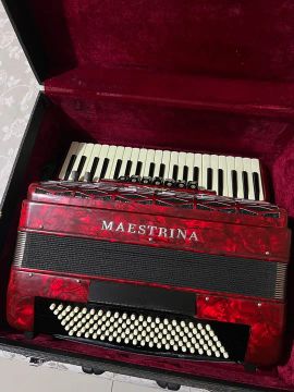 Acordeon MAESTRINA 120 baixos.