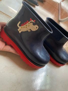 Botas de chuva infantil com estampa de dinossauro
