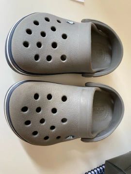 sandália crocs crocband infantil c7 cinza 