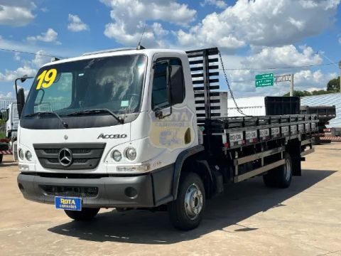 MERCEDES BENZ 815 ACCELO 2018/2019 CAMINHÃO COM CARROCERIA DE MADEIRA 
