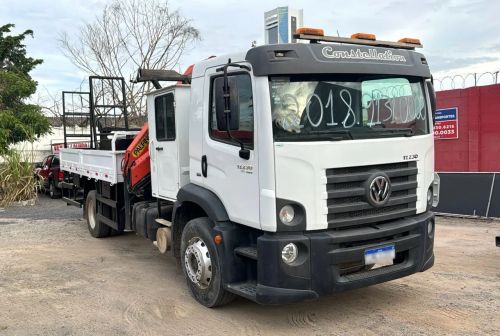 VW 17.230 CRM 4x2 4p com munck de 12 toneladas e meia