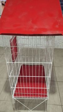 Gaiola para pássaros com telhado