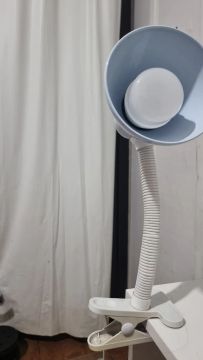 Luminária de mesa com clip - ideal para estudos e trabalhos!