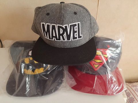 Kit com 3 bonés de Super Herói - Batman, Superman e Marvel