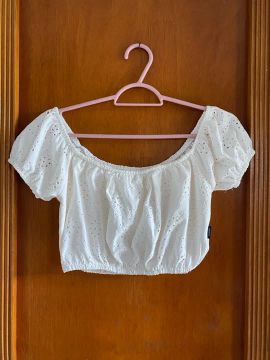 Blusa e saia brancas de renda feminina