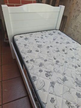 Cama de solteito branca com cabeceira e colchão espuma D33