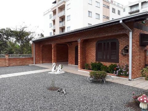 Casa para temporada a 80 metros da praia de Itaguaçu, em Santa Catarina