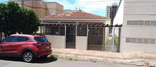 Casa espaçosa e conservada no centro