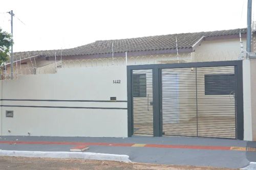 Vendo Casa de 3 Quartos no Jardim Jockey Club