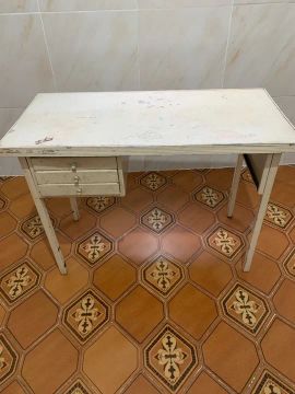 Escrivaninha  de ferro branca