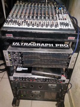 Mesa de som behringer 16 canais xenyx 2442