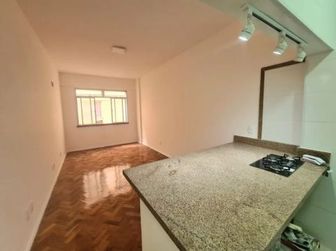 Apto reformado, andar alto, e ótimo para morar ou investir. Transversal no coração de Copa
