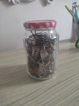 Pote com jóias misteriosas 