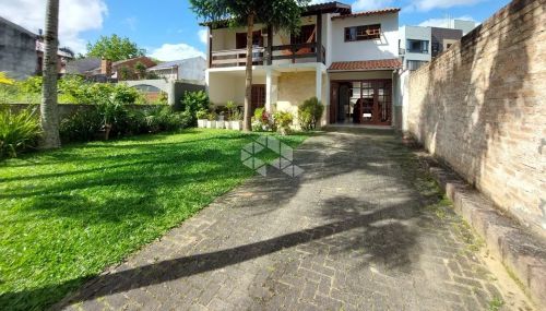 Terreno com 4 casas no bairro Pedra Redonda, em Porto Alegre