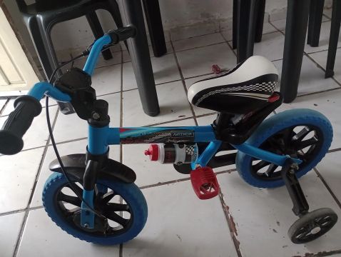 Uma bicicleta infantil 