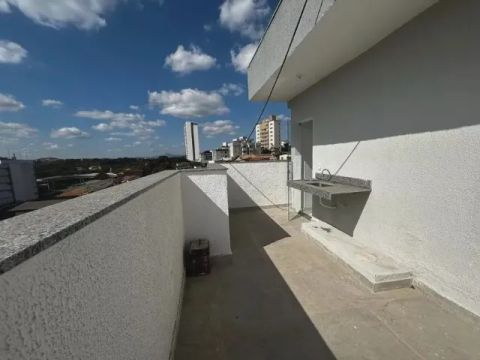 Oportunidade!! Cobertura Nova em Frente ao Shopping Estação, 03 QTS (01 Suíte) e Elevador!