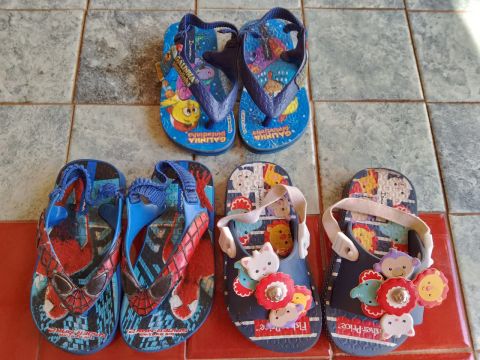 Sandálias infantis - Galinha Pintadinha e Homem-Aranha - Tamanhos variados