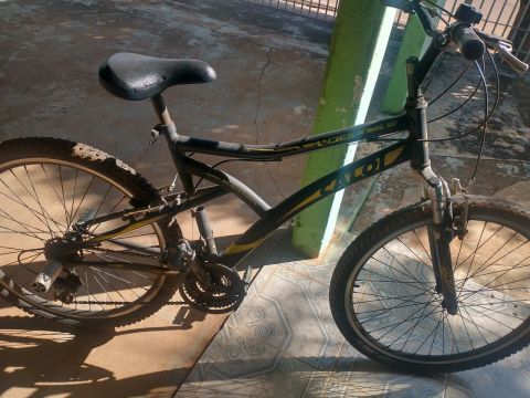 Bicicleta preta Caloi Marcha e pedaleira