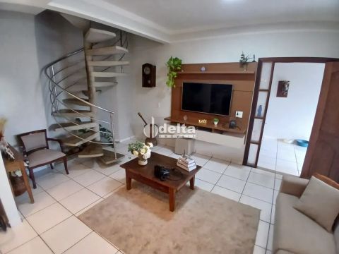 Casa residencial disponível para Locação no bairro Jardim Patrícia em Uberlândia-MG.