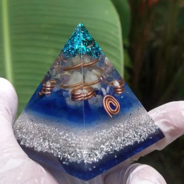 Pirâmide Orgonite (M) com Cristais de Ametista, Quartzo Branco e Sodalita. Tam (M)