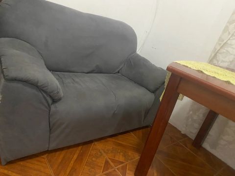 ?Sofá de 2 lugares cinza?