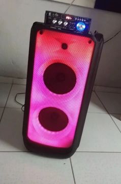 Caixa de Som Portátil com Bluetooth e Luzes