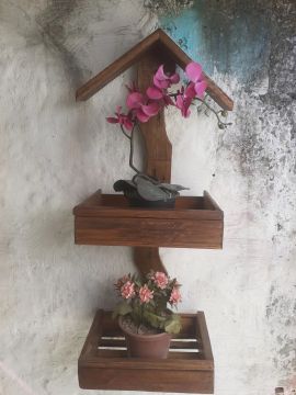 Prateleira de madeira para plantas