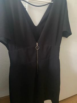 Vestido preto com decote V