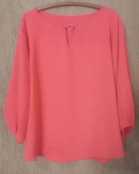 Blusa feminina salmão com decote em V
