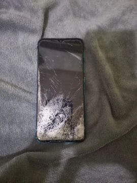 Celular com tela quebrada