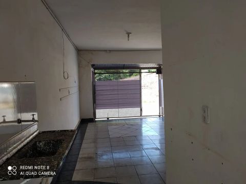 Aluga se uma quitinet com dois quartos sala e cozinha no cristo Rei perto do comper 
