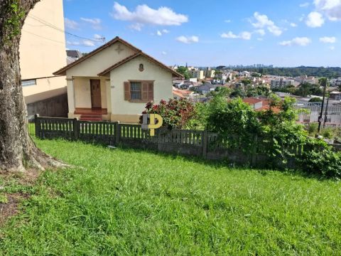 Terreno para venda possui 908 metros quadrados em Tingui - Curitiba - PR