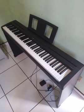 Piano Digital Yamaha P-45 com fonte + pedal sustein + Estante suporte OPUS