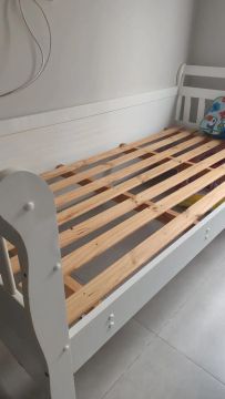 Cama de Solteiro em Madeira - Branca