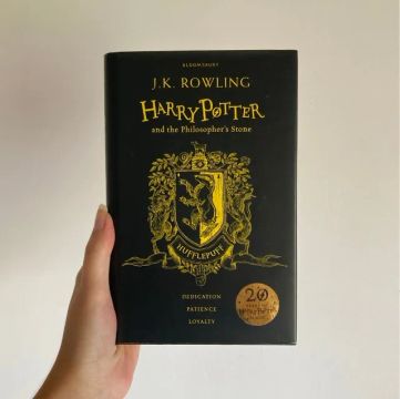 Harry Potter and The Philosophers Stone (Hufflepuff Edition) (Importado)