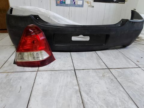Lanterna traseira direita e para-choque Etios sedã 