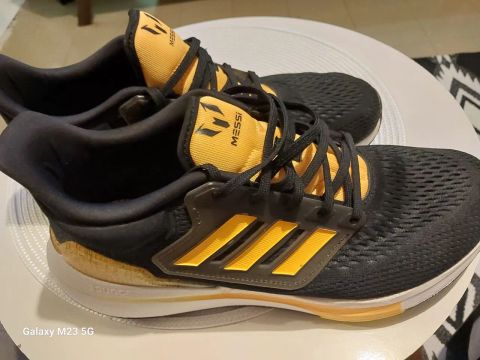 (Tênis Adidas Messi) original)  ( n.41)( sem caixa )  confortável obs: usado uma vez só 