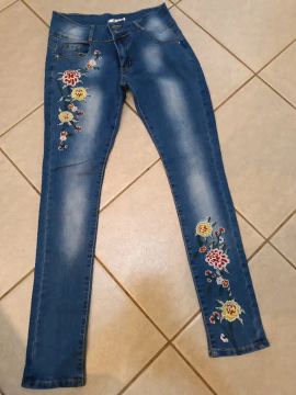 Calça jeans bordada 