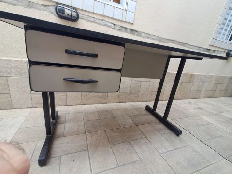 Mesa de Escritório com 2 Gavetas e Chave
