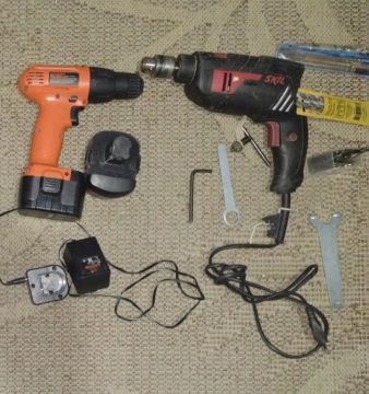 Parafusadeira Black & Decker c/ duas baterias+ Furadeira Skil + acessórios