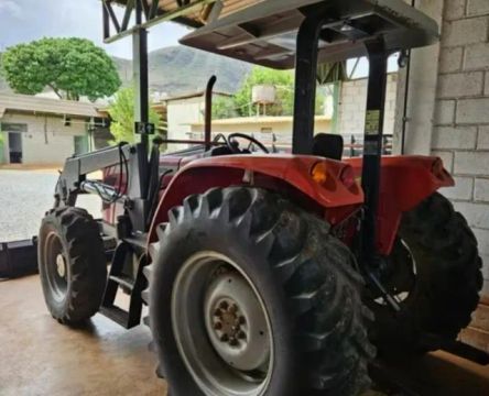 Trator Massey Ferguson 4275 ano 2013