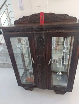 Cristaleira de Madeira com Detalhes Rústicos