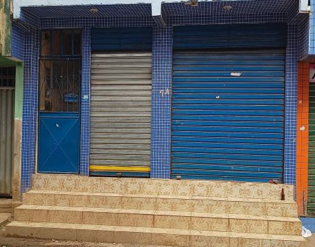 Ponto comercial com 2 portas de aço