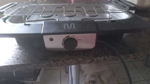 Vende-se essa churrasqueira elétrica 