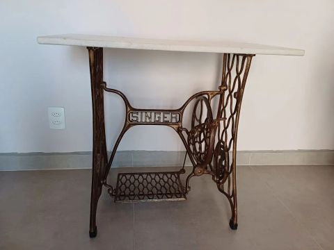 Mesinha com tampo  de mármore. 