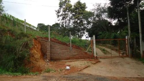 Sítio em Porto Alegre, no bairro Hípica, com 2 dormitório(s), e 2 banheiros, à venda.