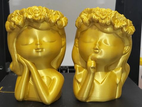 Par de bonequinhas douradas/bronze para decoração