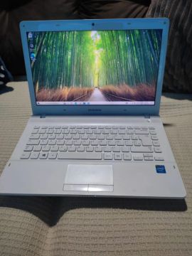 Notebook Samsung branco, tela 14 polegadas