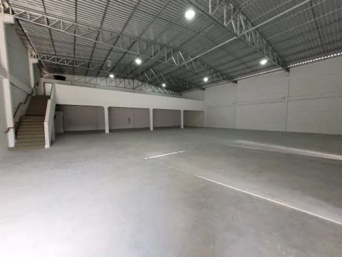 GALPÃO PARA LOCAÇÃO COM 748 M² EM TIJUCAS - SC 